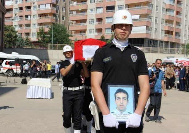 Foto - Şehit eşinin yanına yattı