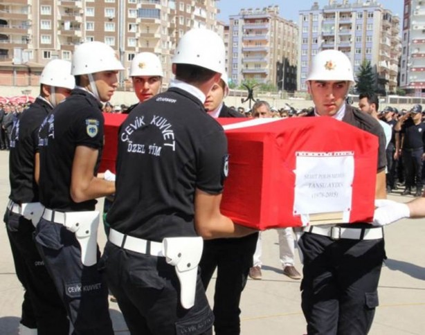 Foto - Şehit eşinin yanına yattı