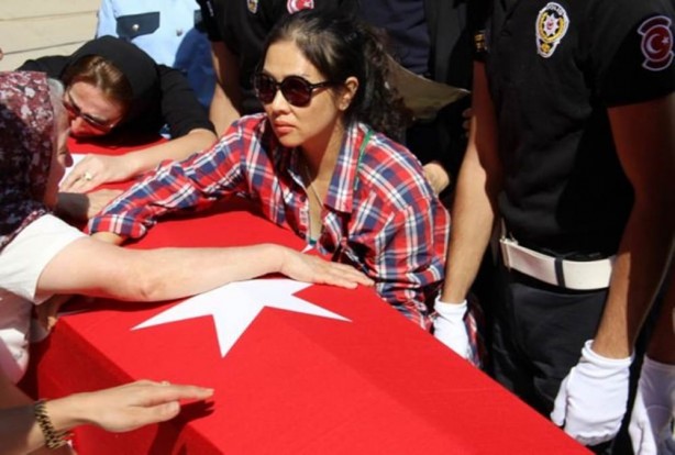 Foto - Şehit eşinin yanına yattı