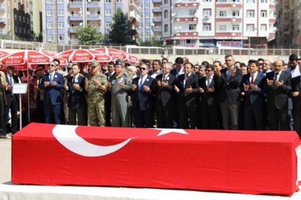 Foto - Şehit eşinin yanına yattı
