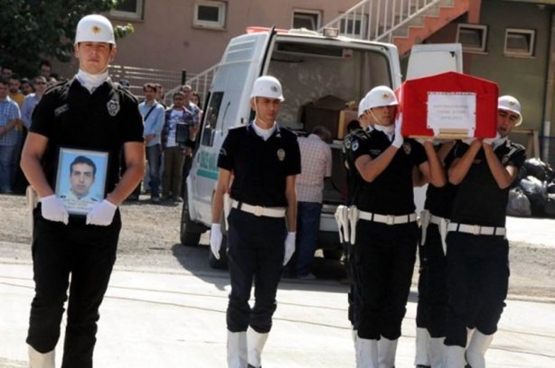 Foto - Şehit eşinin yanına yattı