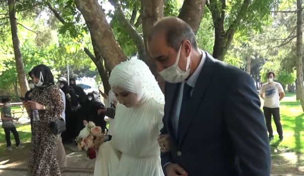 Şehit kızı nikahtan önce babasının mezarını ziyaret etti