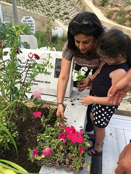 Foto - Şehit kızının babasına yazdıkları duygulandırdı! "Her zaman kalbimizdesin"