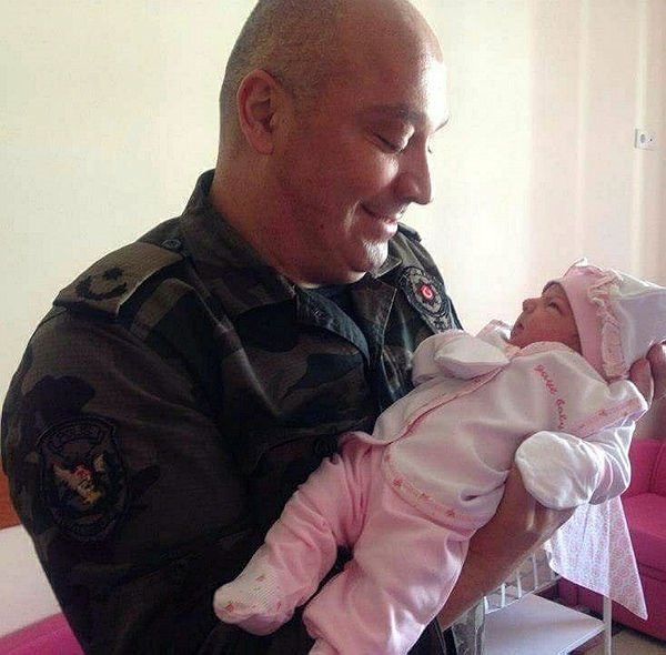 Foto - Şehit kızının babasına yazdıkları duygulandırdı! "Her zaman kalbimizdesin"