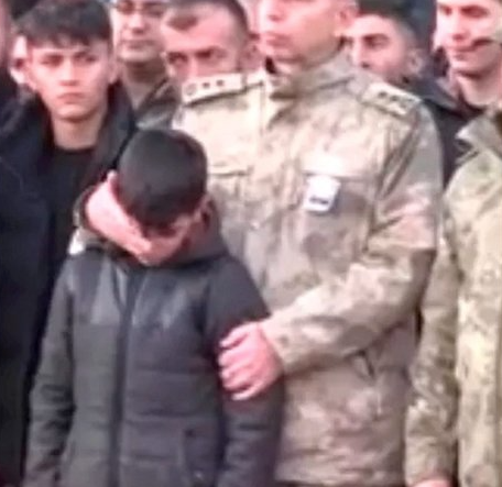 Foto - Şehit komutanın oğlundan Kemal Kılıçdaroğlu'na tepki: Babamın dağlarda mücadele ettikleriyle yol yürüyorlar