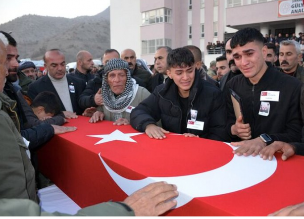 Foto - Şehit komutanın oğlundan Kemal Kılıçdaroğlu'na tepki: Babamın dağlarda mücadele ettikleriyle yol yürüyorlar