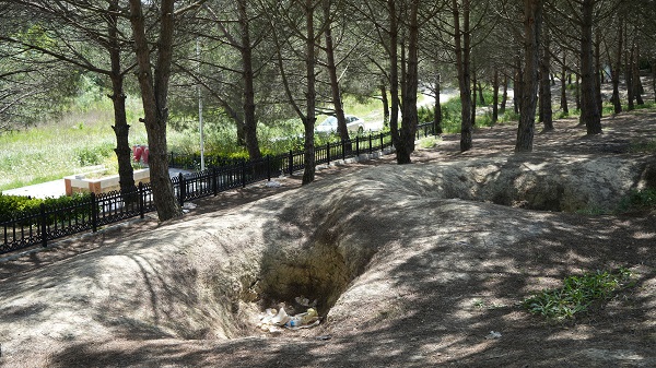 Foto - Şehit mezarının etrafı köstebek yuvasına döndü! 