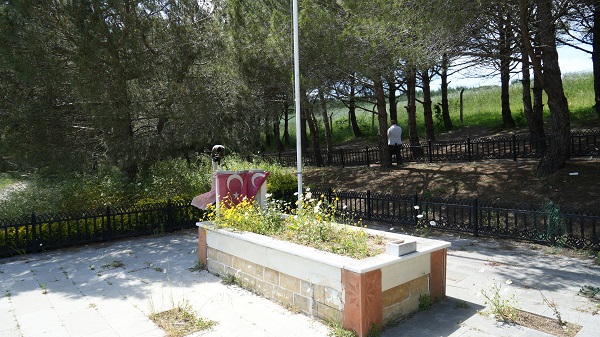 Foto - Şehit mezarının etrafı köstebek yuvasına döndü! 