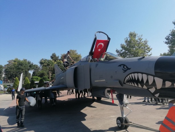 Foto - Şehit pilotun anısına ilçeye savaş uçağı getirildi