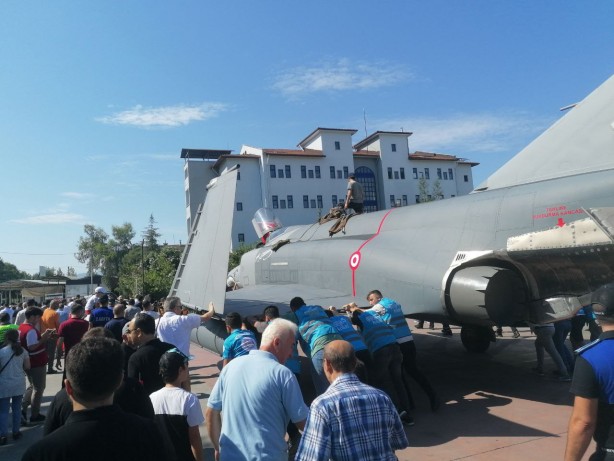 Foto - Şehit pilotun anısına ilçeye savaş uçağı getirildi