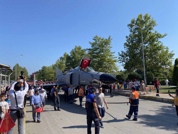 Şehit pilotun anısına ilçeye savaş uçağı getirildi