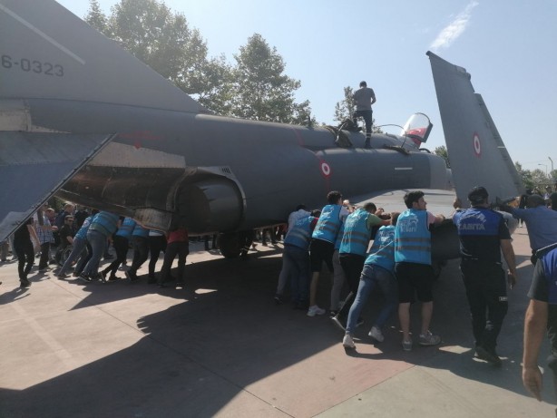 Foto - Şehit pilotun anısına ilçeye savaş uçağı getirildi