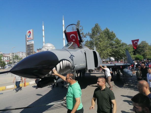 Foto - Şehit pilotun anısına ilçeye savaş uçağı getirildi