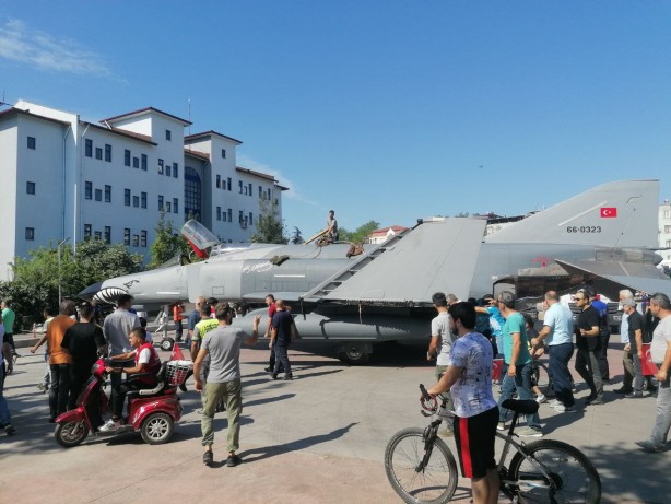 Foto - Şehit pilotun anısına ilçeye savaş uçağı getirildi