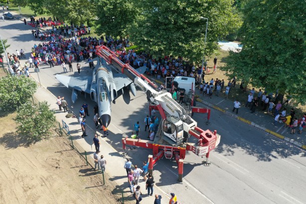 Foto - Şehit pilotun anısına ilçeye savaş uçağı getirildi