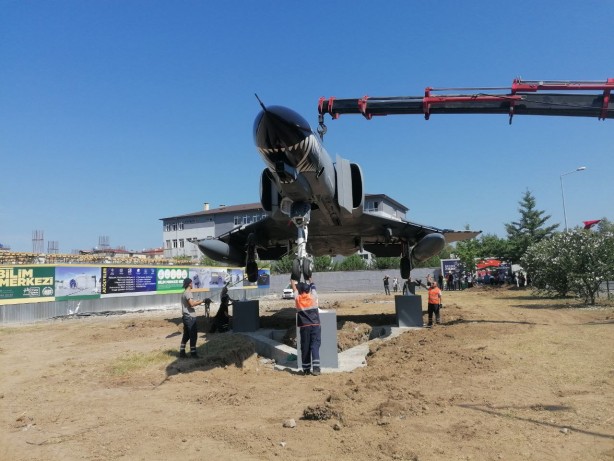 Foto - Şehit pilotun anısına ilçeye savaş uçağı getirildi