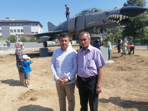 Foto - Şehit pilotun anısına ilçeye savaş uçağı getirildi