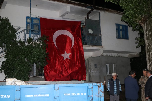 Foto - Şehit Piyade Uzman Çavuş Ömer Yıldırım'ın Sivas'taki ailesine şehadet haberi verildi