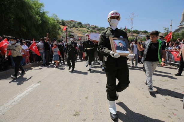 Foto - Şehit Piyade Uzman Çavuş, son yolculuğuna uğurlandı
