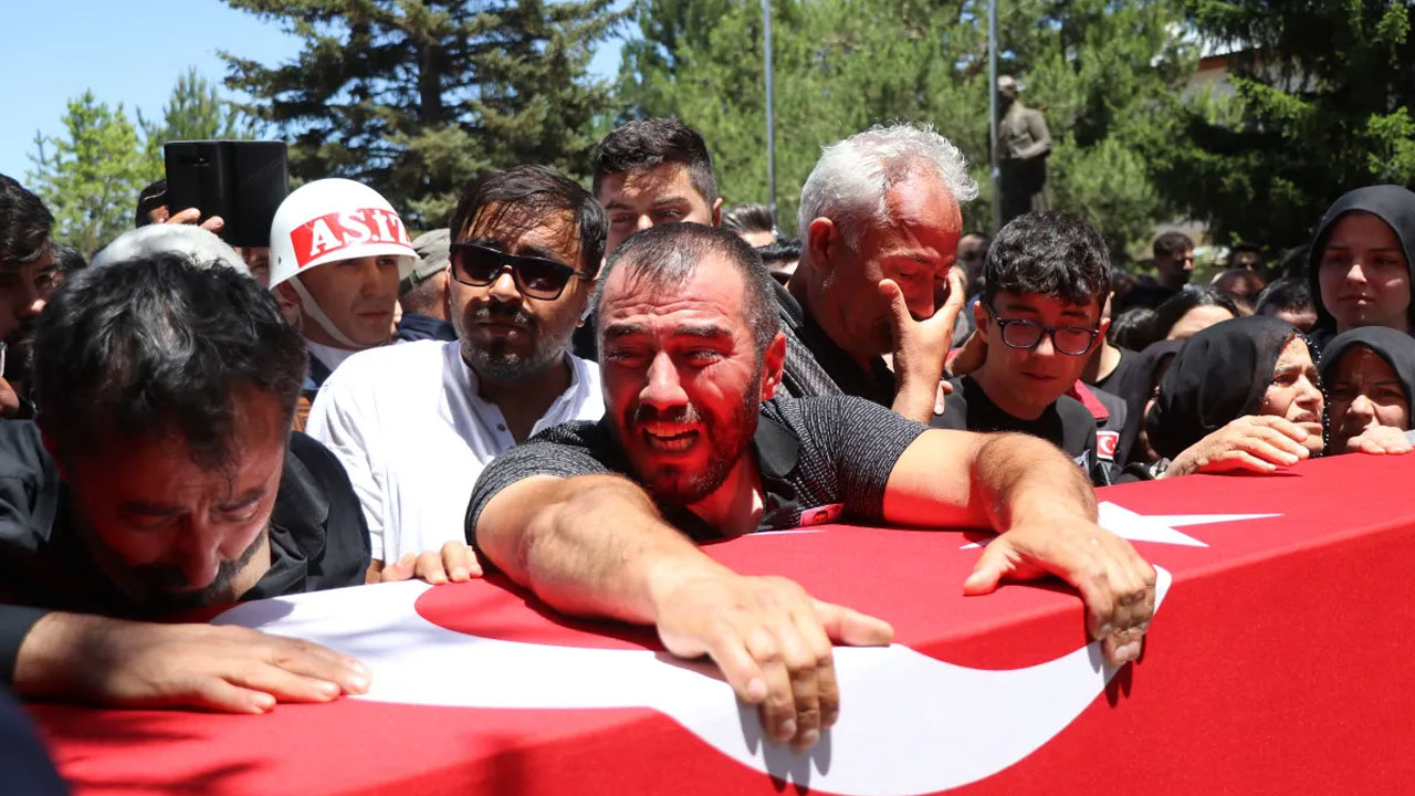 Foto - Şehit Ümit Üzüm’e son görev… Kızı şehidimize böyle veda etti