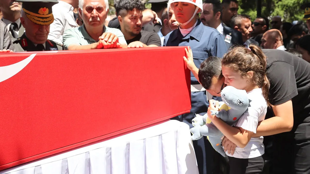 Foto - Şehit Ümit Üzüm’e son görev… Kızı şehidimize böyle veda etti