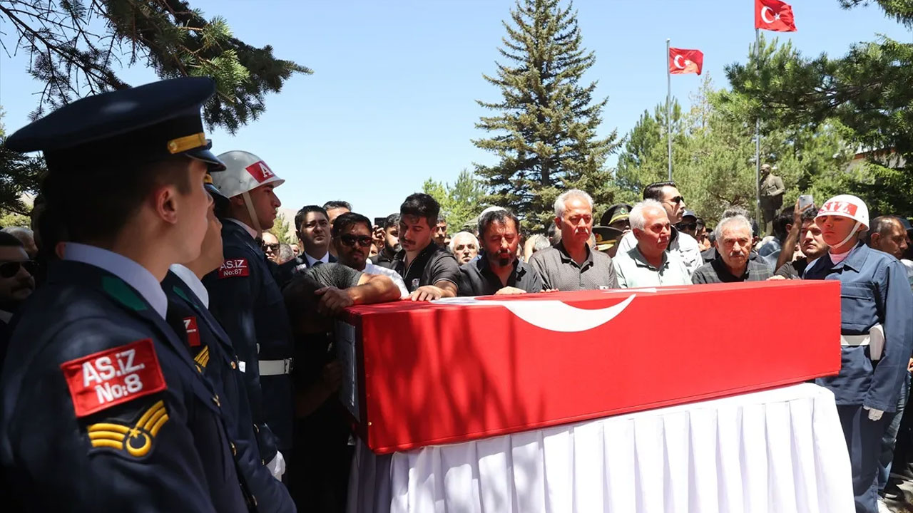 Foto - Şehit Ümit Üzüm’e son görev… Kızı şehidimize böyle veda etti