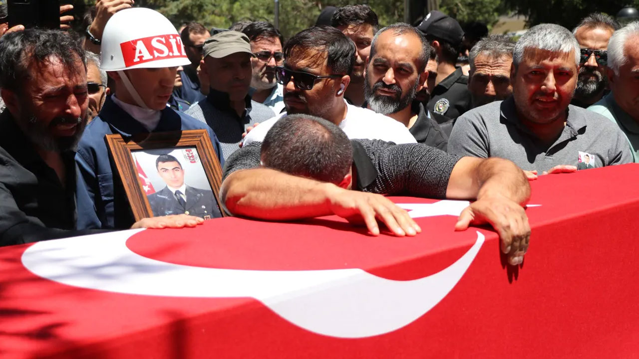 Foto - Şehit Ümit Üzüm’e son görev… Kızı şehidimize böyle veda etti