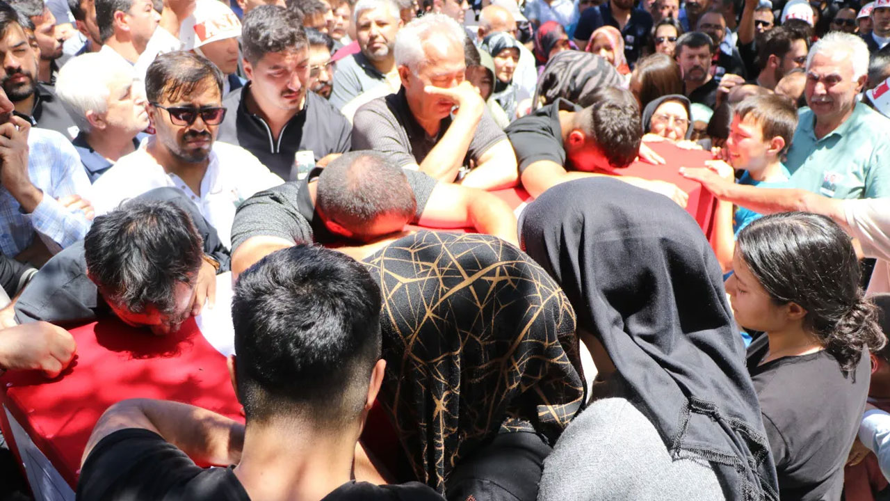 Foto - Şehit Ümit Üzüm’e son görev… Kızı şehidimize böyle veda etti