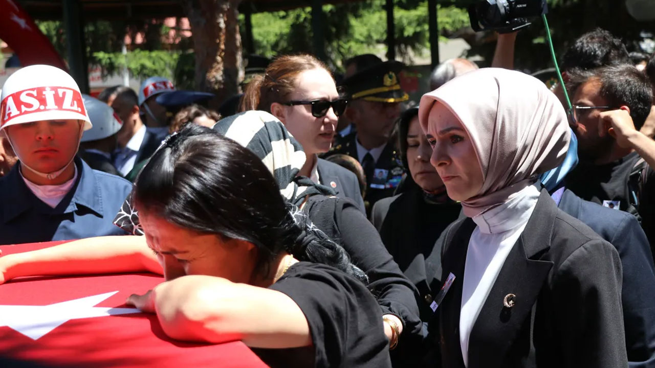 Foto - Şehit Ümit Üzüm’e son görev… Kızı şehidimize böyle veda etti