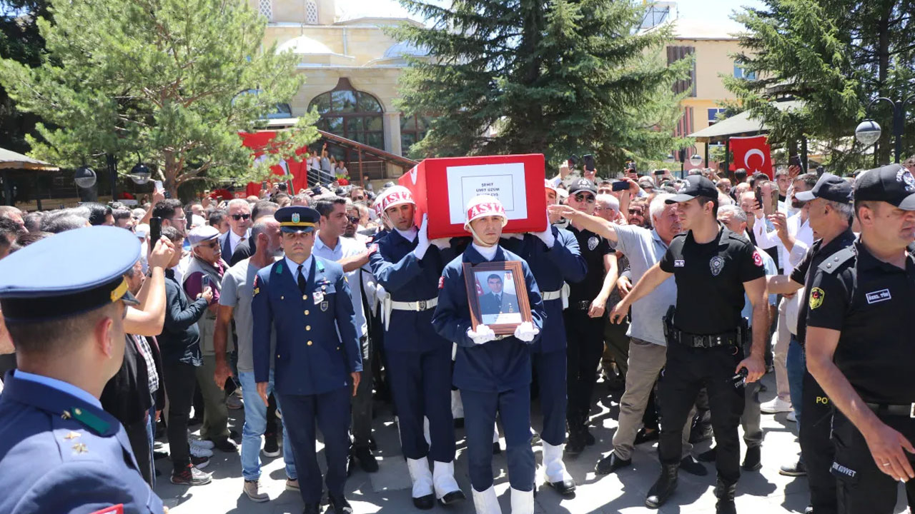 Foto - Şehit Ümit Üzüm’e son görev… Kızı şehidimize böyle veda etti