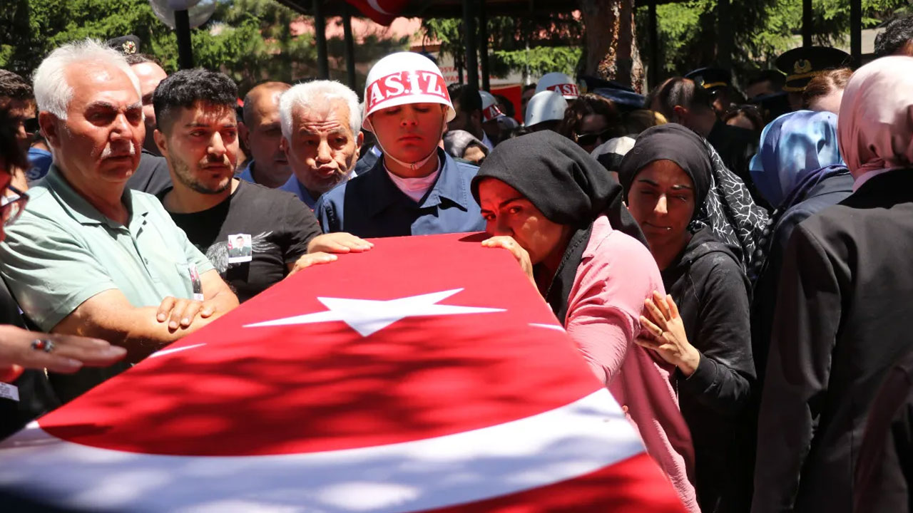 Foto - Şehit Ümit Üzüm’e son görev… Kızı şehidimize böyle veda etti