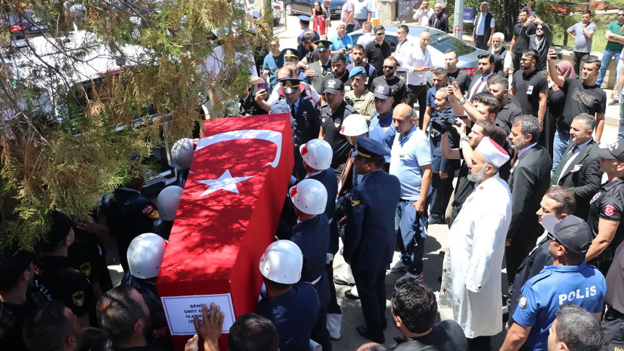 Foto - Şehit Ümit Üzüm’e son görev… Kızı şehidimize böyle veda etti