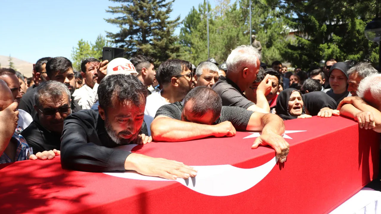 Foto - Şehit Ümit Üzüm’e son görev… Kızı şehidimize böyle veda etti