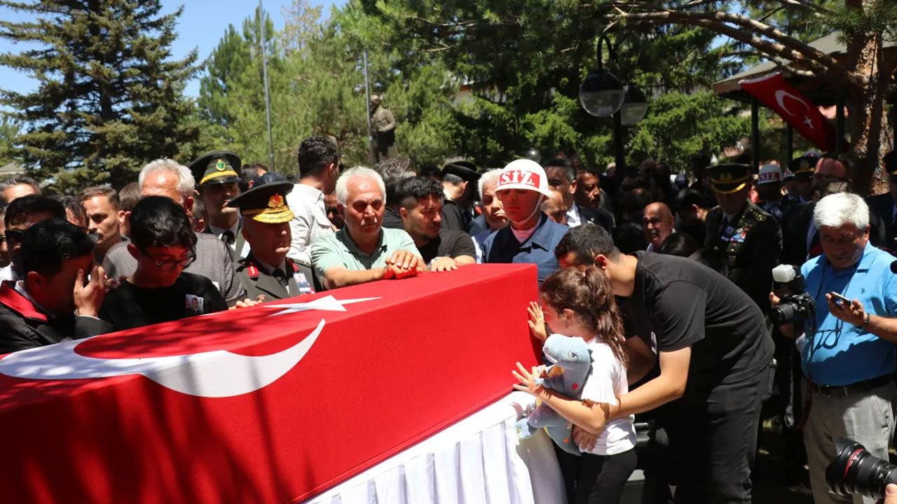 Foto - Şehit Ümit Üzüm’e son görev… Kızı şehidimize böyle veda etti