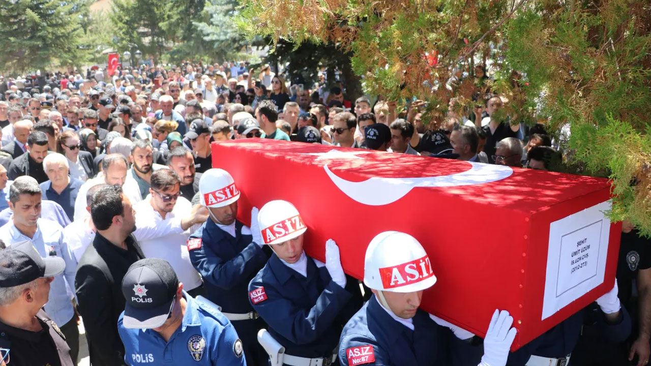 Foto - Şehit Ümit Üzüm’e son görev… Kızı şehidimize böyle veda etti