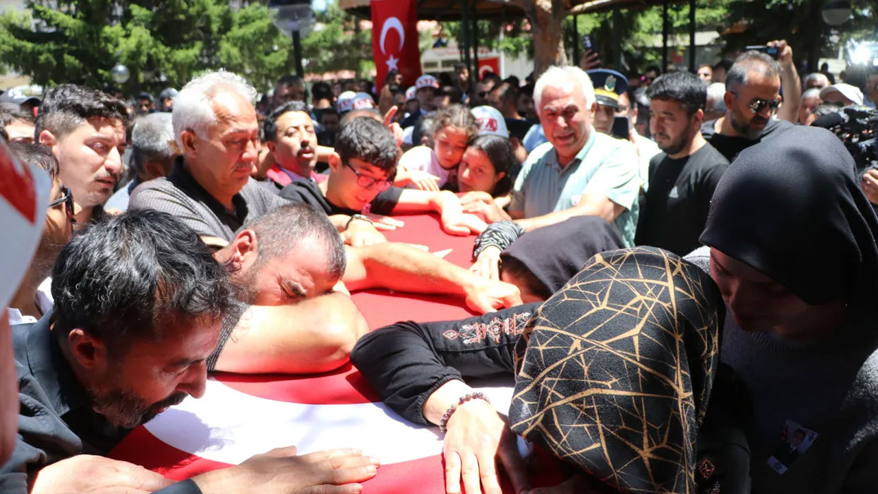 Foto - Şehit Ümit Üzüm’e son görev… Kızı şehidimize böyle veda etti