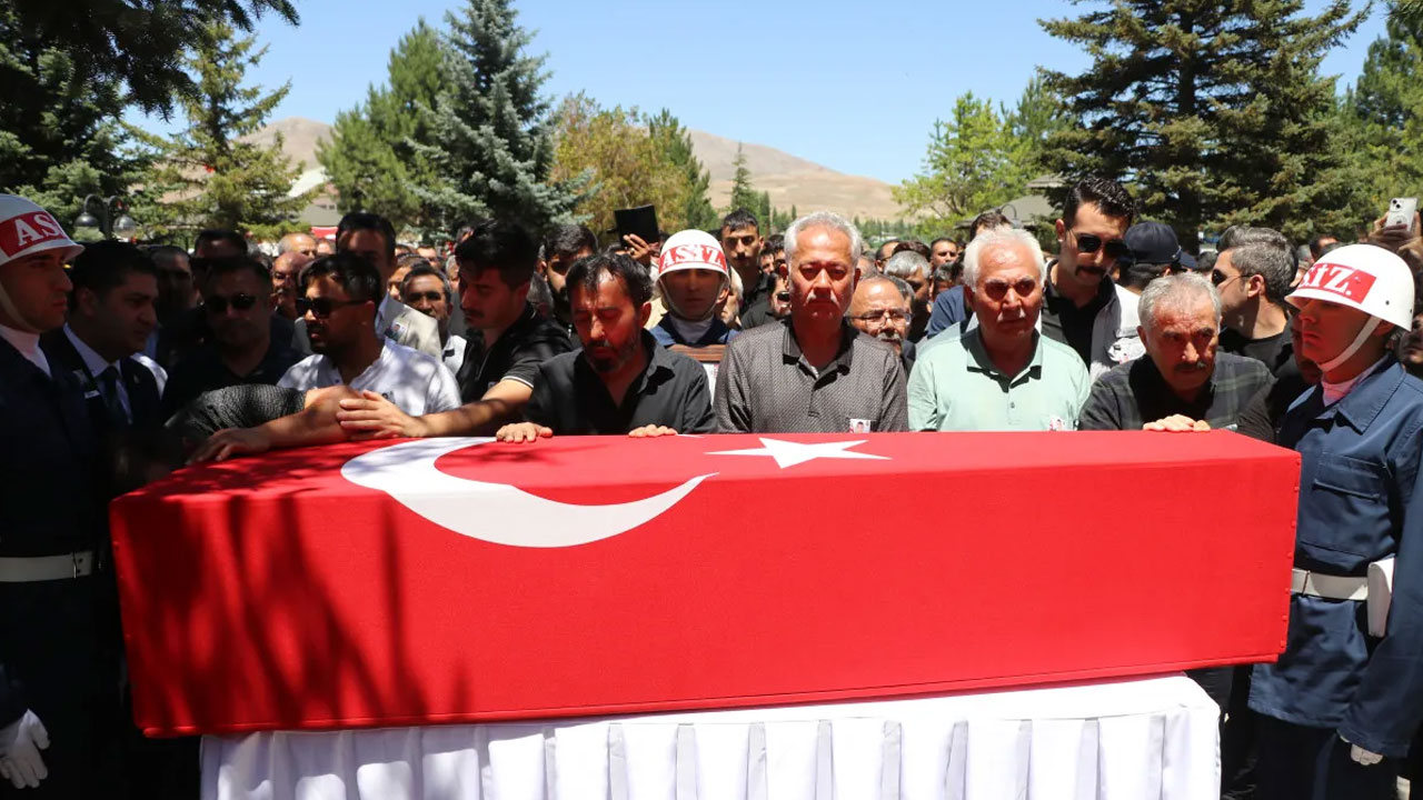 Foto - Şehit Ümit Üzüm’e son görev… Kızı şehidimize böyle veda etti