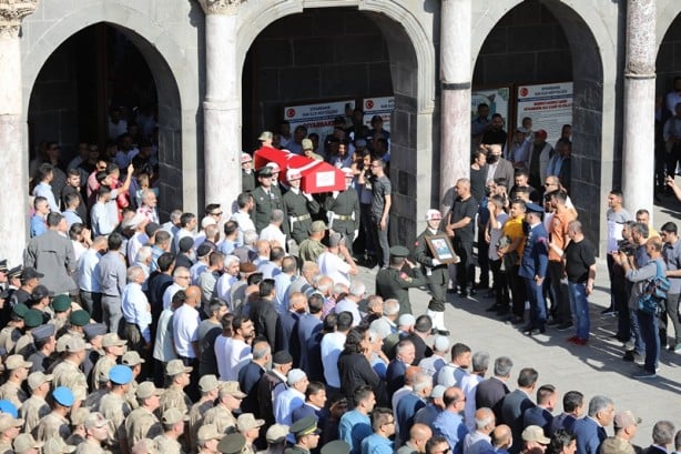 Şehit Uzman Çavuş Serttaş için Diyarbakır'da tören