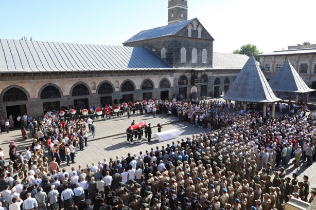 Foto - Şehit Uzman Çavuş Serttaş için Diyarbakır'da tören