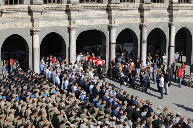 Foto - Şehit Uzman Çavuş Serttaş için Diyarbakır'da tören