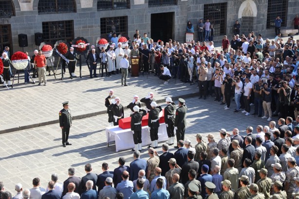 Foto - Şehit Uzman Çavuş Serttaş için Diyarbakır'da tören
