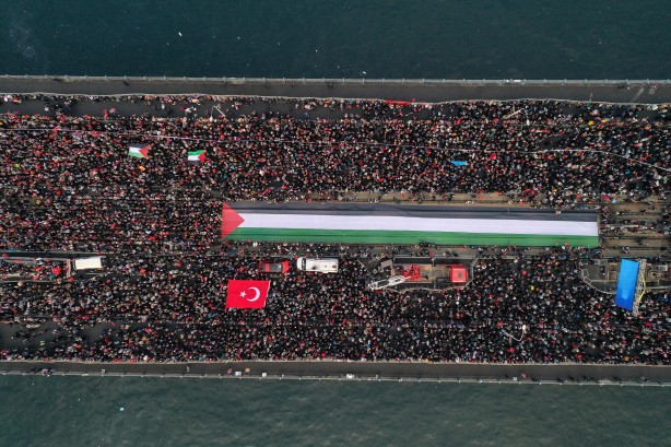 Şehitlerimize rahmet, Filistin'e destek, İsrail'e lanet! On binler Galata'da buluştu
