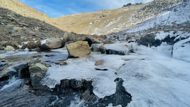 Foto - Şehrin yüksek kesimlerindeki derelerin yüzeyi buz tuttu