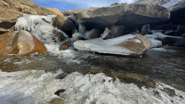 Foto - Şehrin yüksek kesimlerindeki derelerin yüzeyi buz tuttu