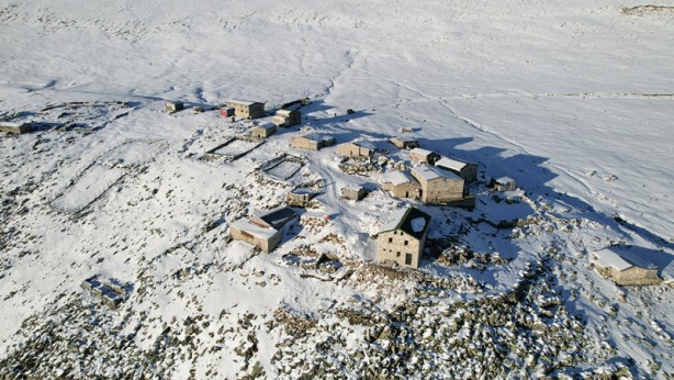 Şehrin yüksek rakımlı zirveleri beyaza büründü