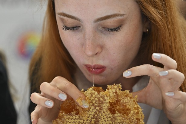Foto - Şeker hastası olanlar görmesin! 2 dakikada 1 kilogram petek balı yediler!