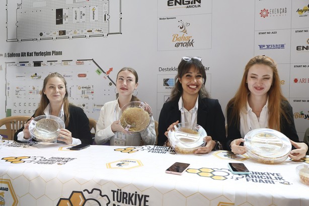 Foto - Şeker hastası olanlar görmesin! 2 dakikada 1 kilogram petek balı yediler!