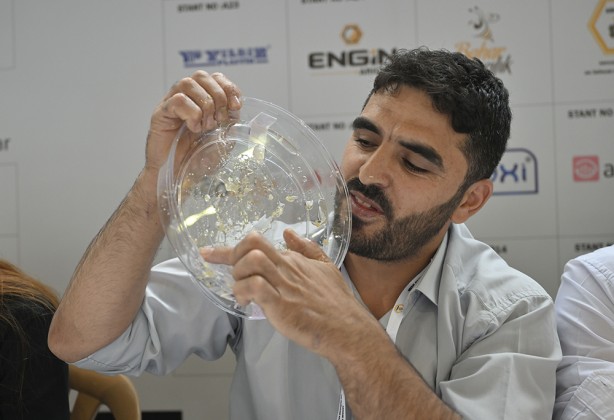 Foto - Şeker hastası olanlar görmesin! 2 dakikada 1 kilogram petek balı yediler!