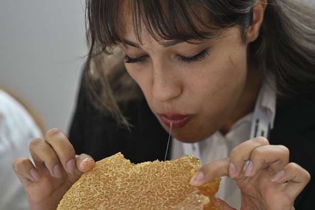 Foto - Şeker hastası olanlar görmesin! 2 dakikada 1 kilogram petek balı yediler!