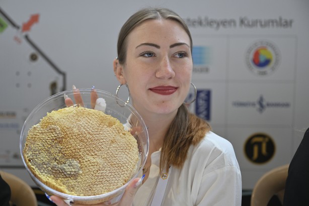 Foto - Şeker hastası olanlar görmesin! 2 dakikada 1 kilogram petek balı yediler!